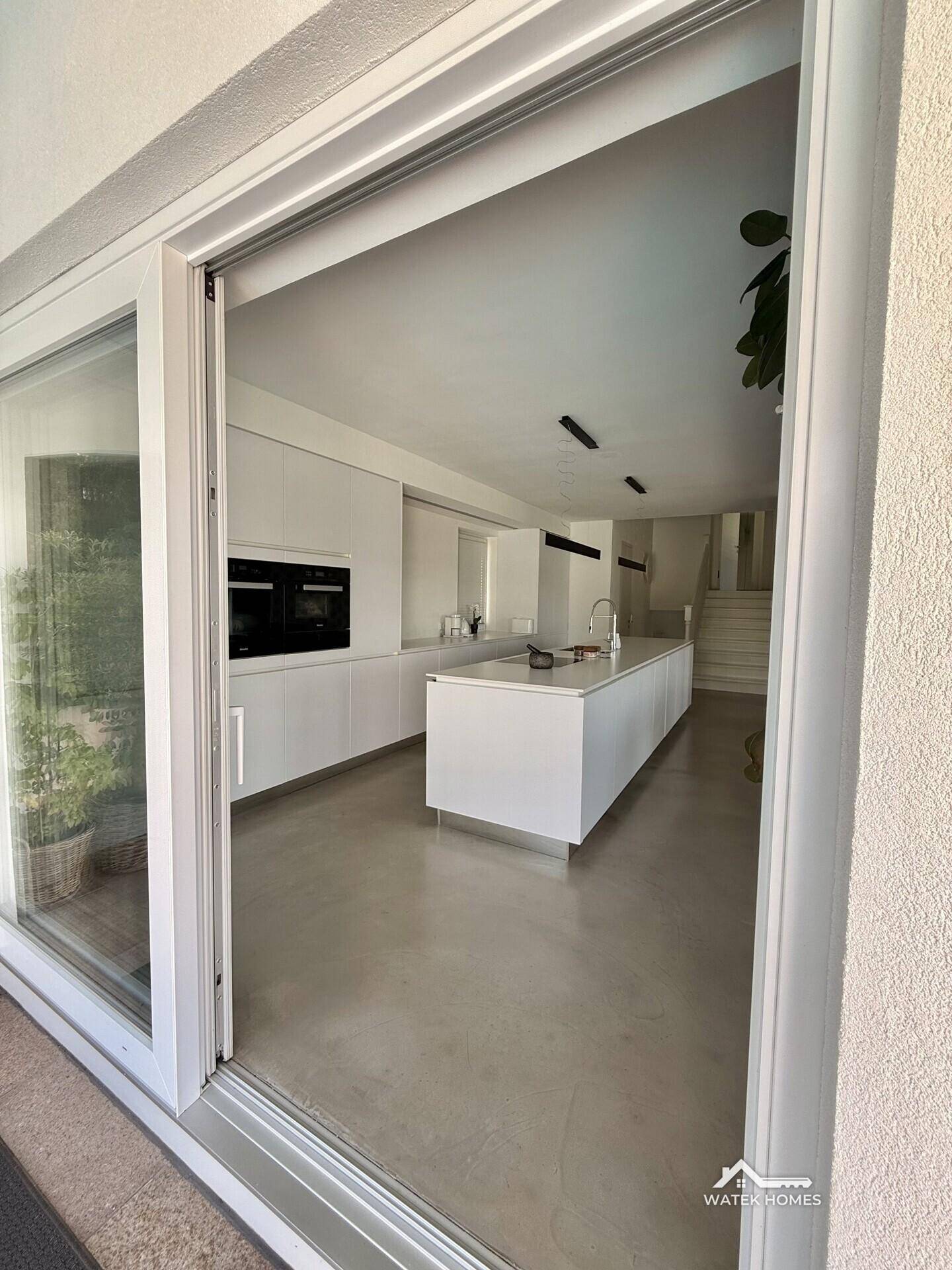 Blick von der Terrasse in die Küche