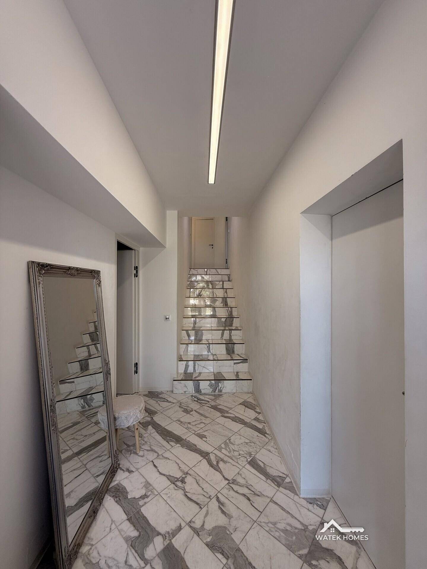 Eingangsbereich mit Marmortreppe