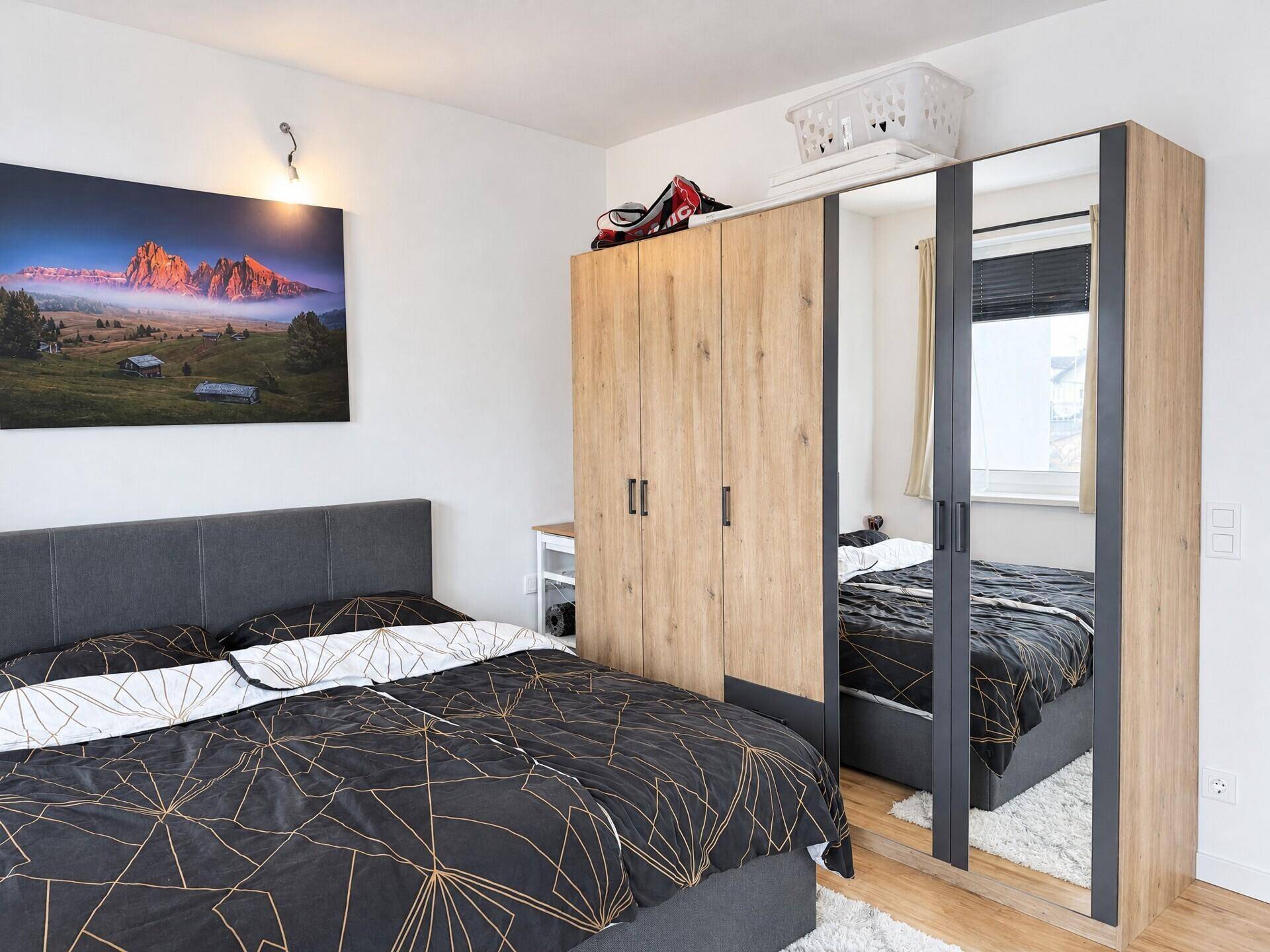 Schlafzimmer mit Kleiderschrank