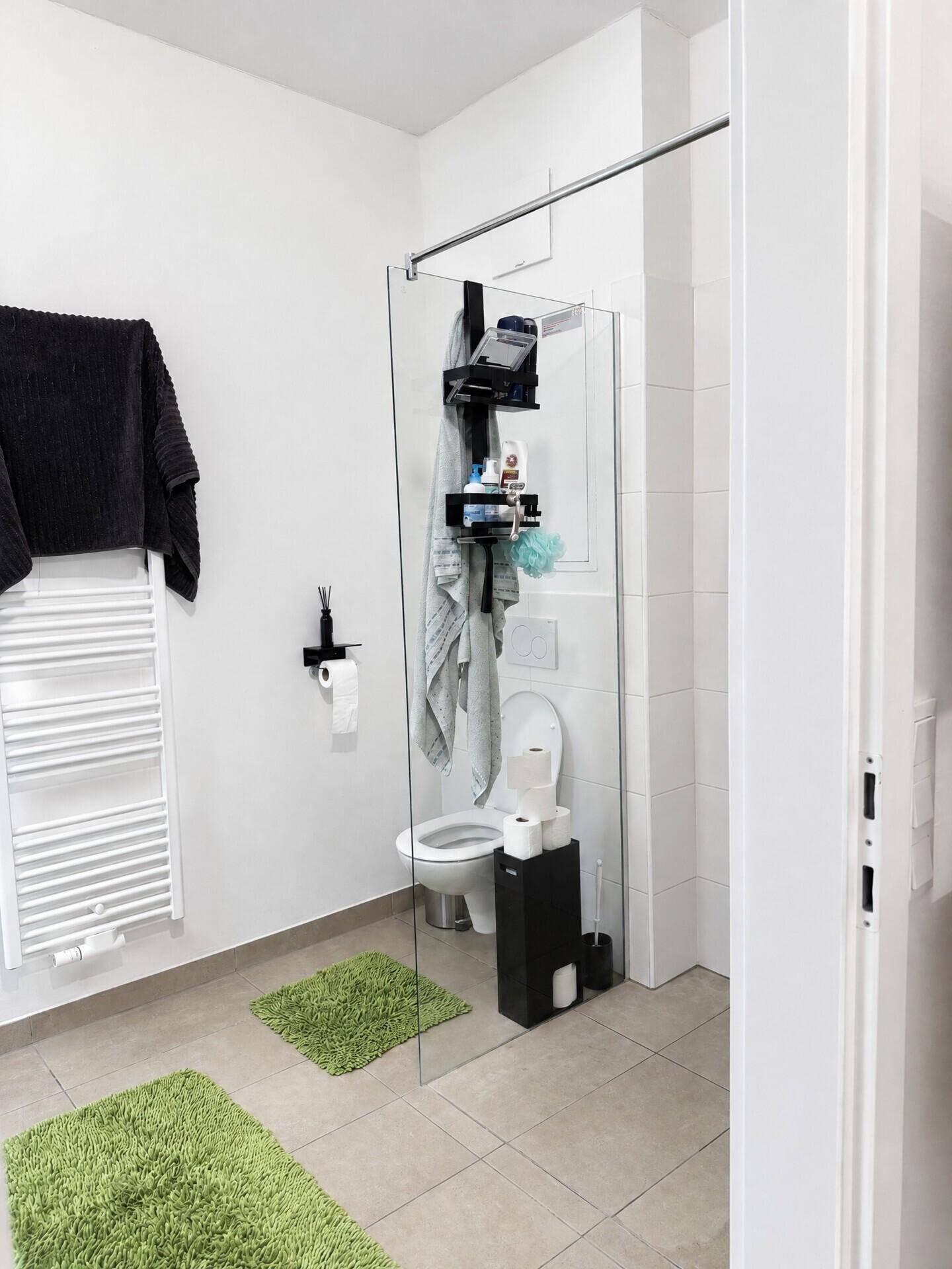 Badezimmer mit Dusche und WC