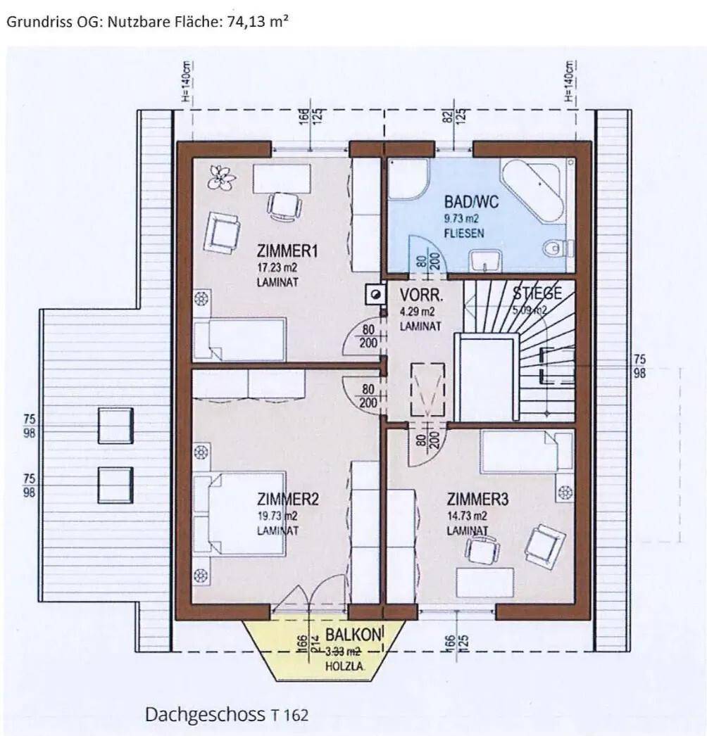 Grundriss des Obergeschosses mit drei Zimmern, Bad und Balkon.