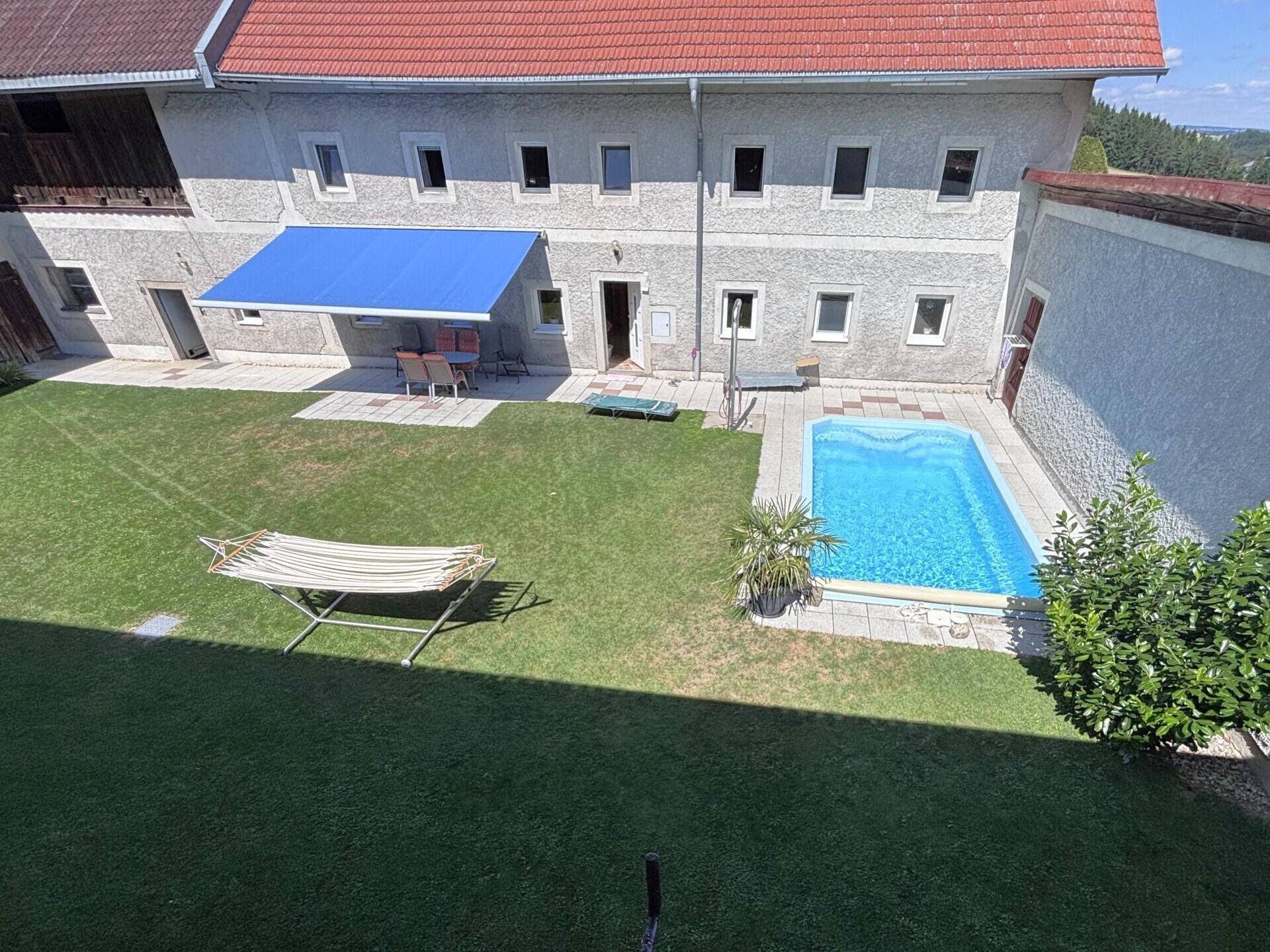 Innenhof mit Pool