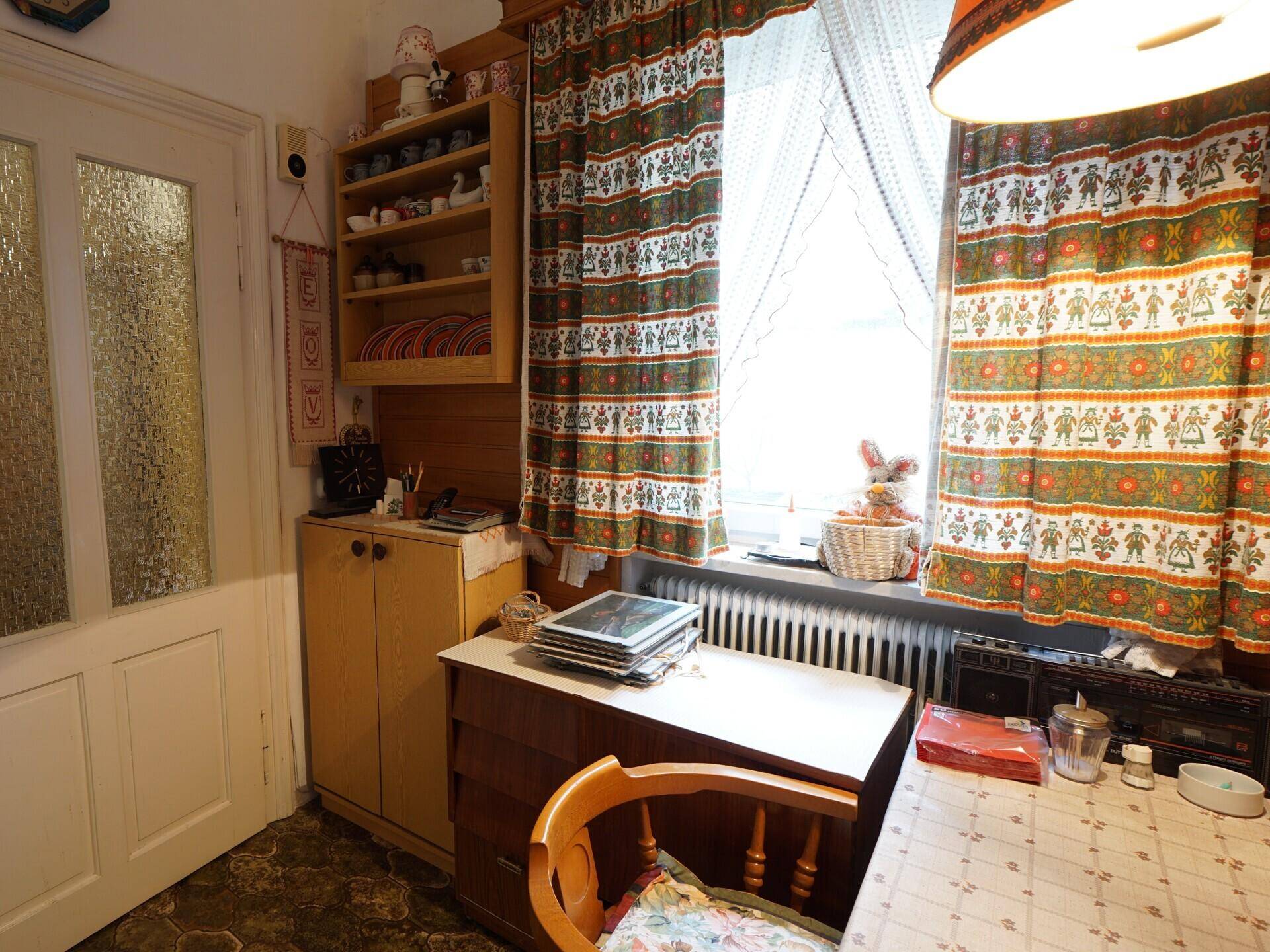 Essecke mit Fenster, Holzvertäfelung und Stauraum.