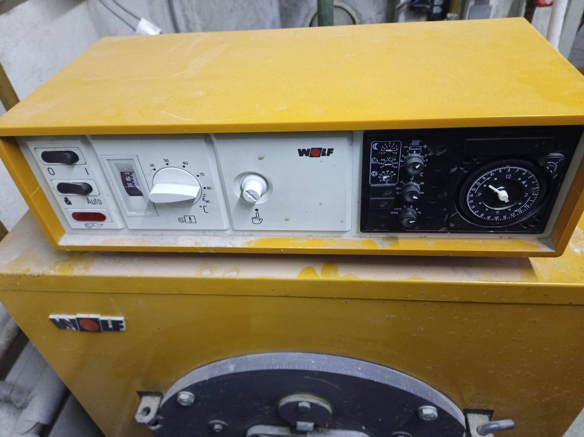 Heizungsanlage der Marke Wolf in einem Technikraum des Hauses.