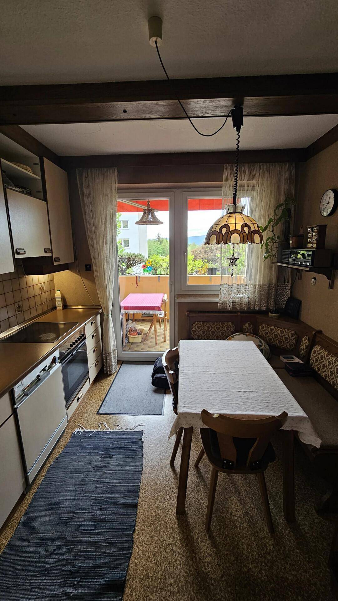 Küche mit Kochbereich, Essplatz und direktem Zugang zum Balkon, hell und funktional.