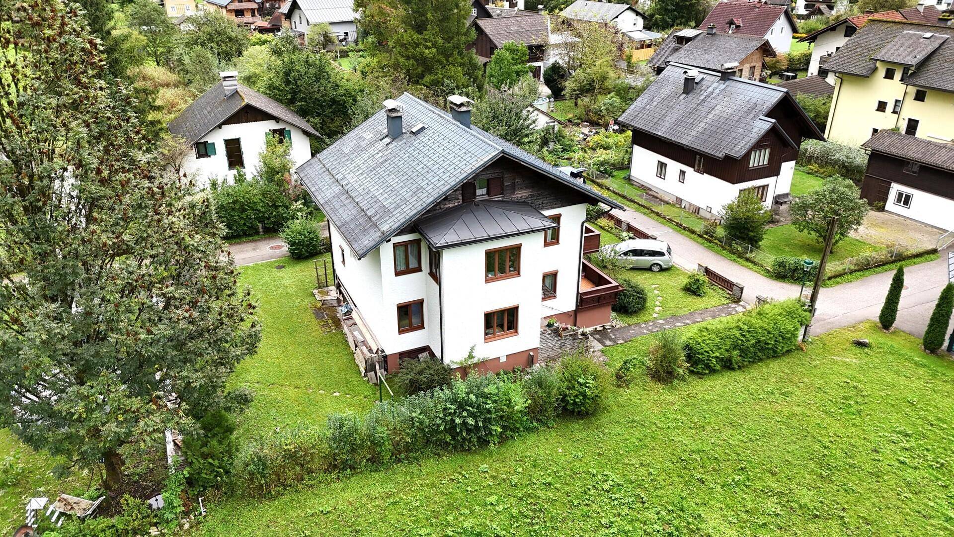 Vogelperspektive des Hauses mit umliegendem Garten und Blick auf die Nachbarschaft.