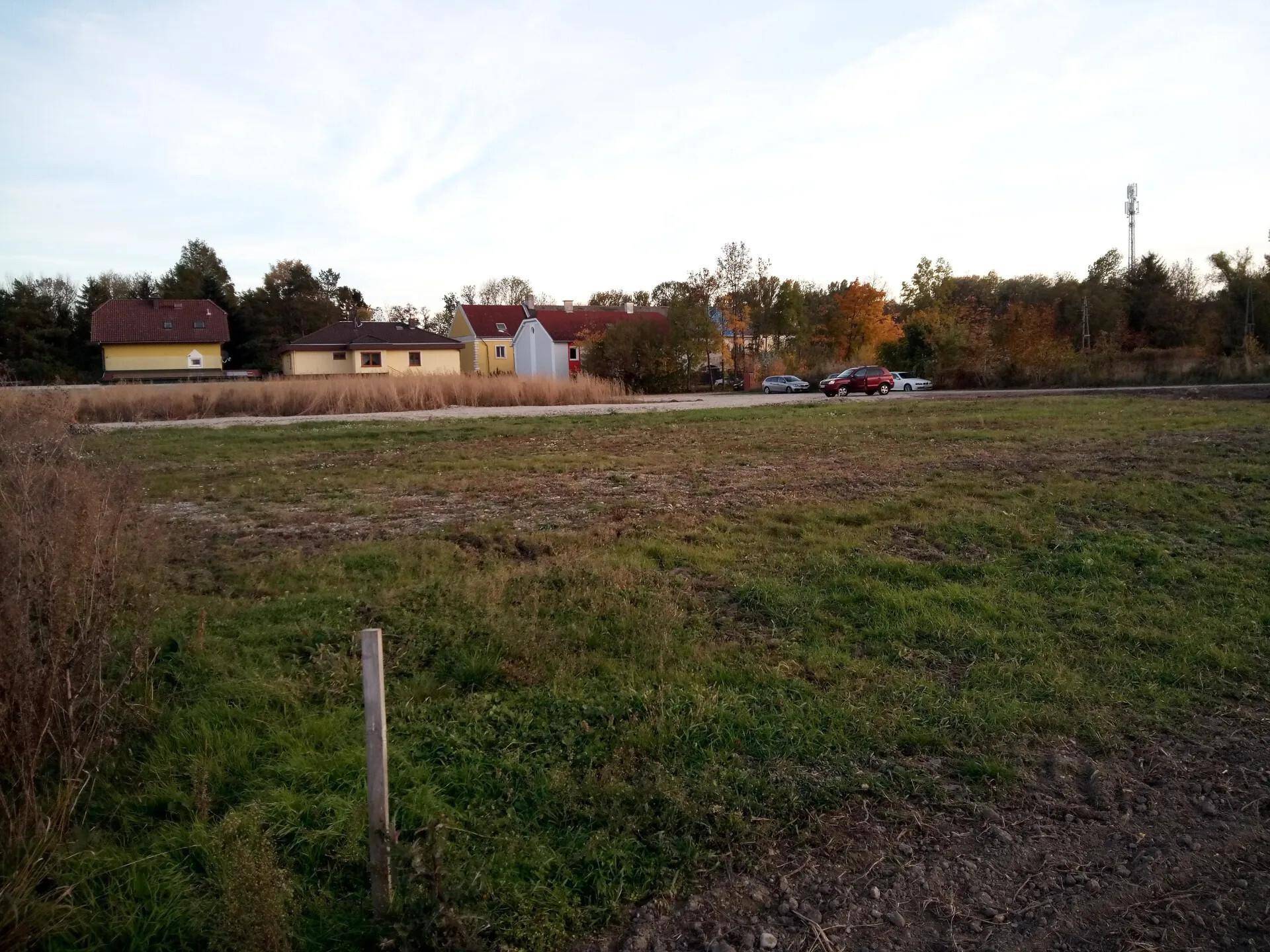 Weitläufiges Grundstück mit Blick auf umliegende Häuser und Herbstbäume.