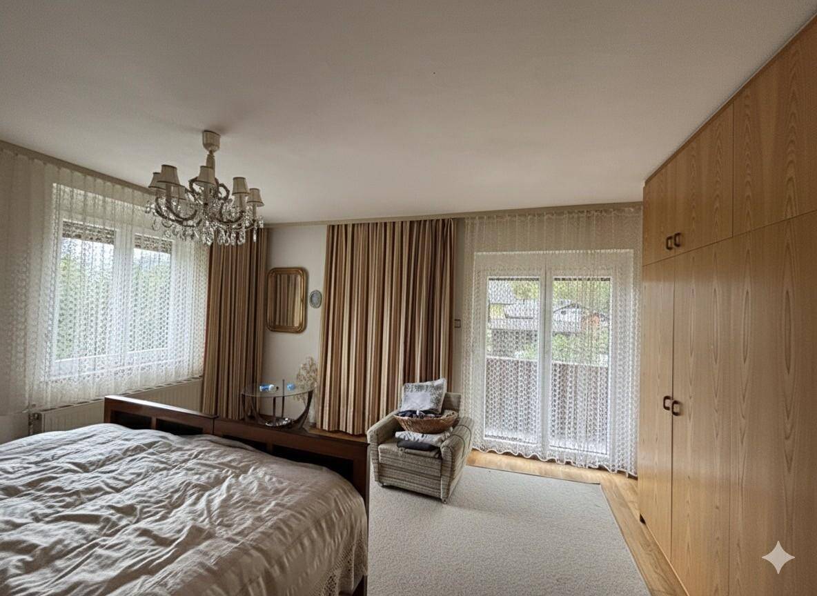 Geräumiges Schlafzimmer mit Doppelbett, Einbauschränken und Balkonzugang.