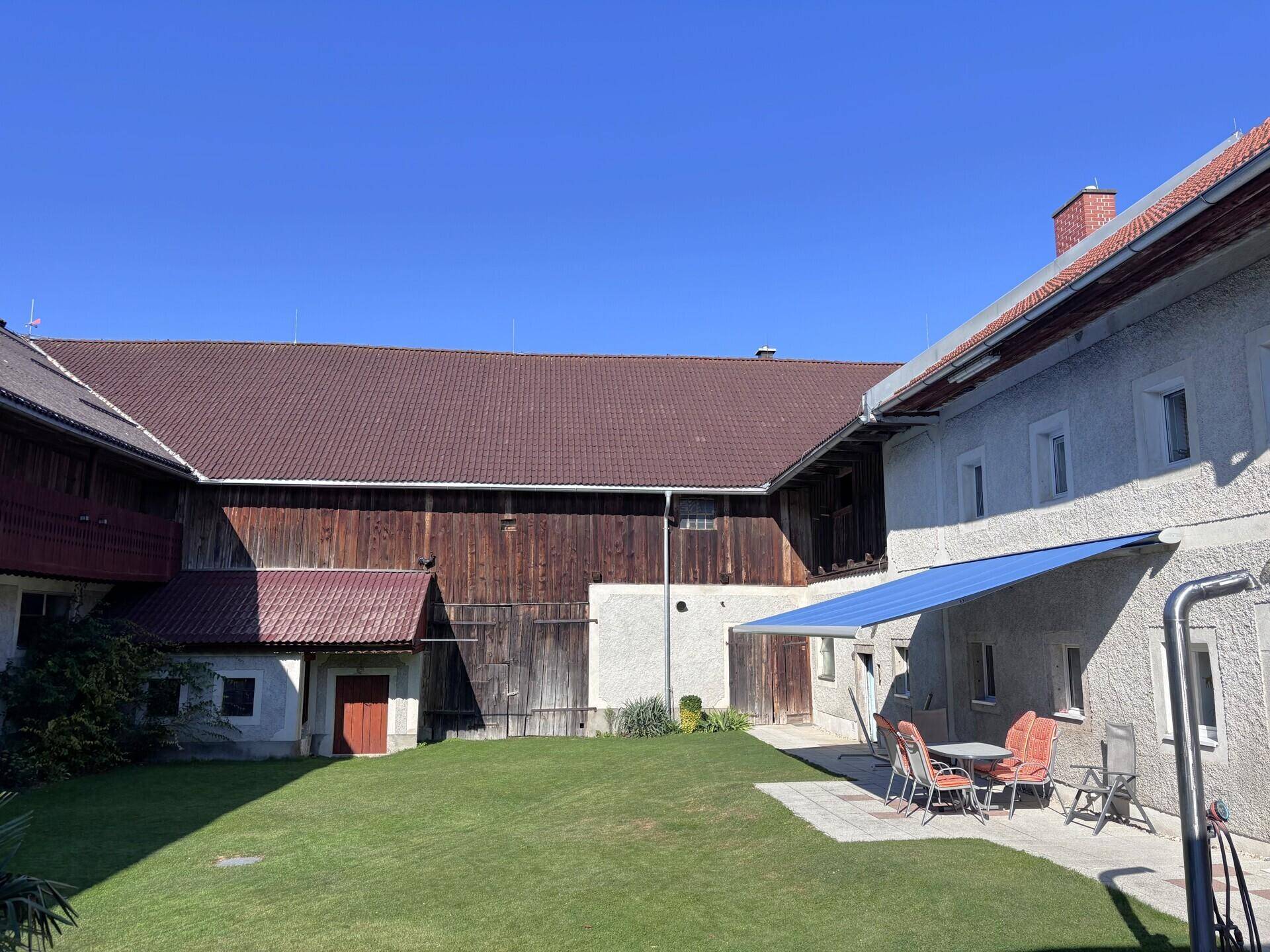 Innenhof mit Pool