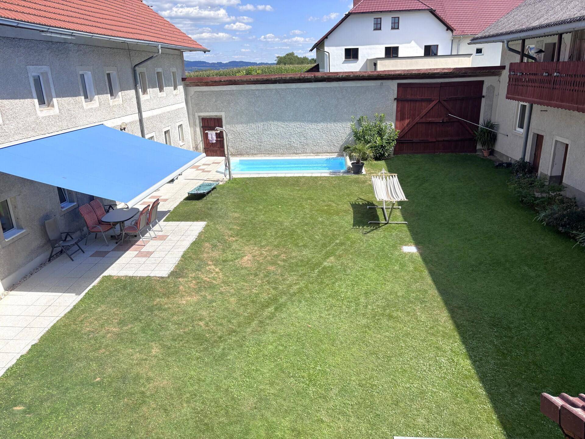 Innenhof mit Pool
