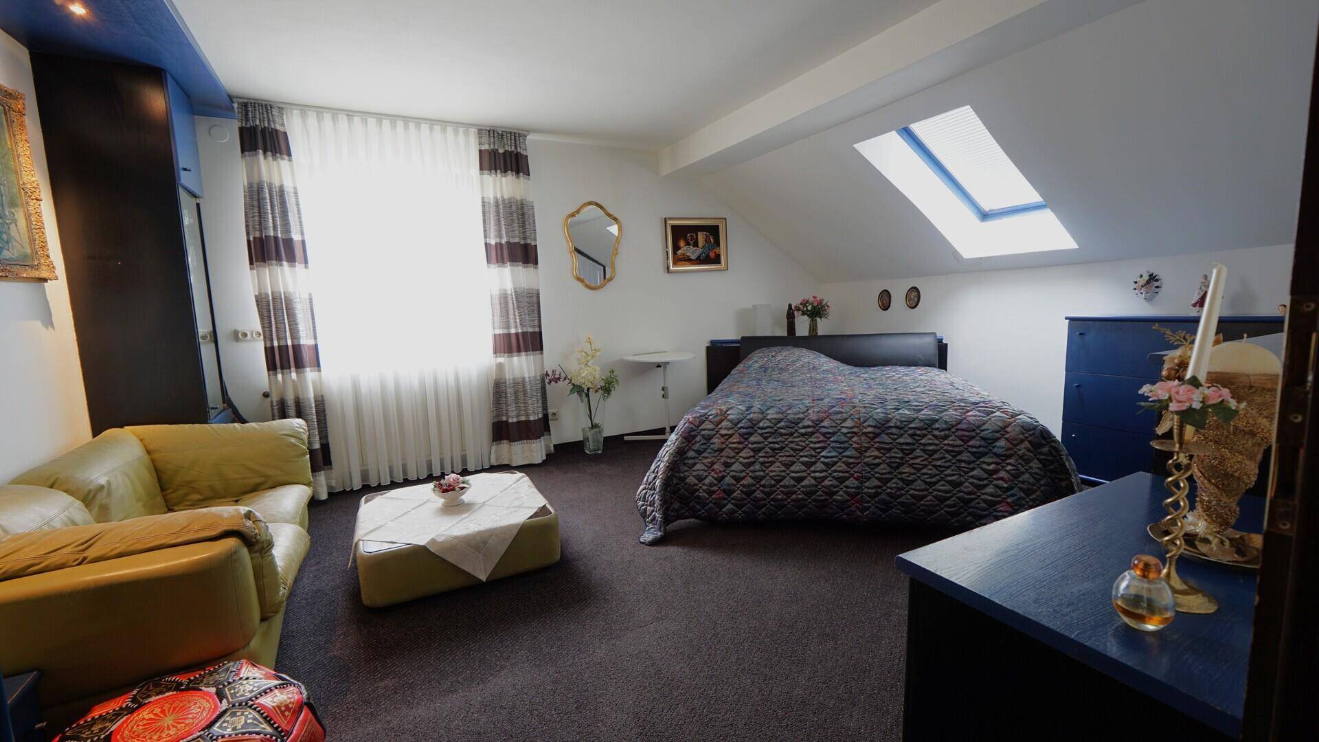 Schlafzimmer 1