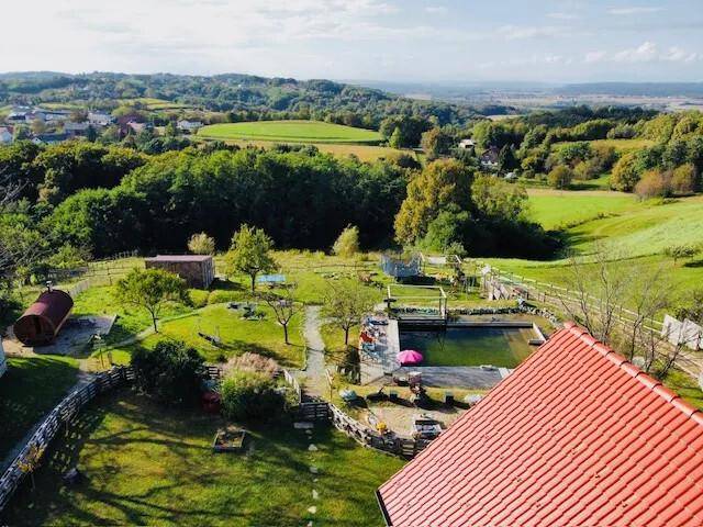 Weitläufige Außenanlage mit Pool, Garten und umliegender grüner Landschaft.