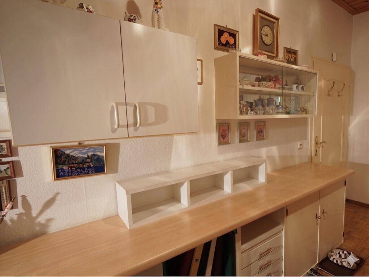Arbeitsbereich mit integrierten Regalen und Schreibtisch für effizientes Arbeiten.