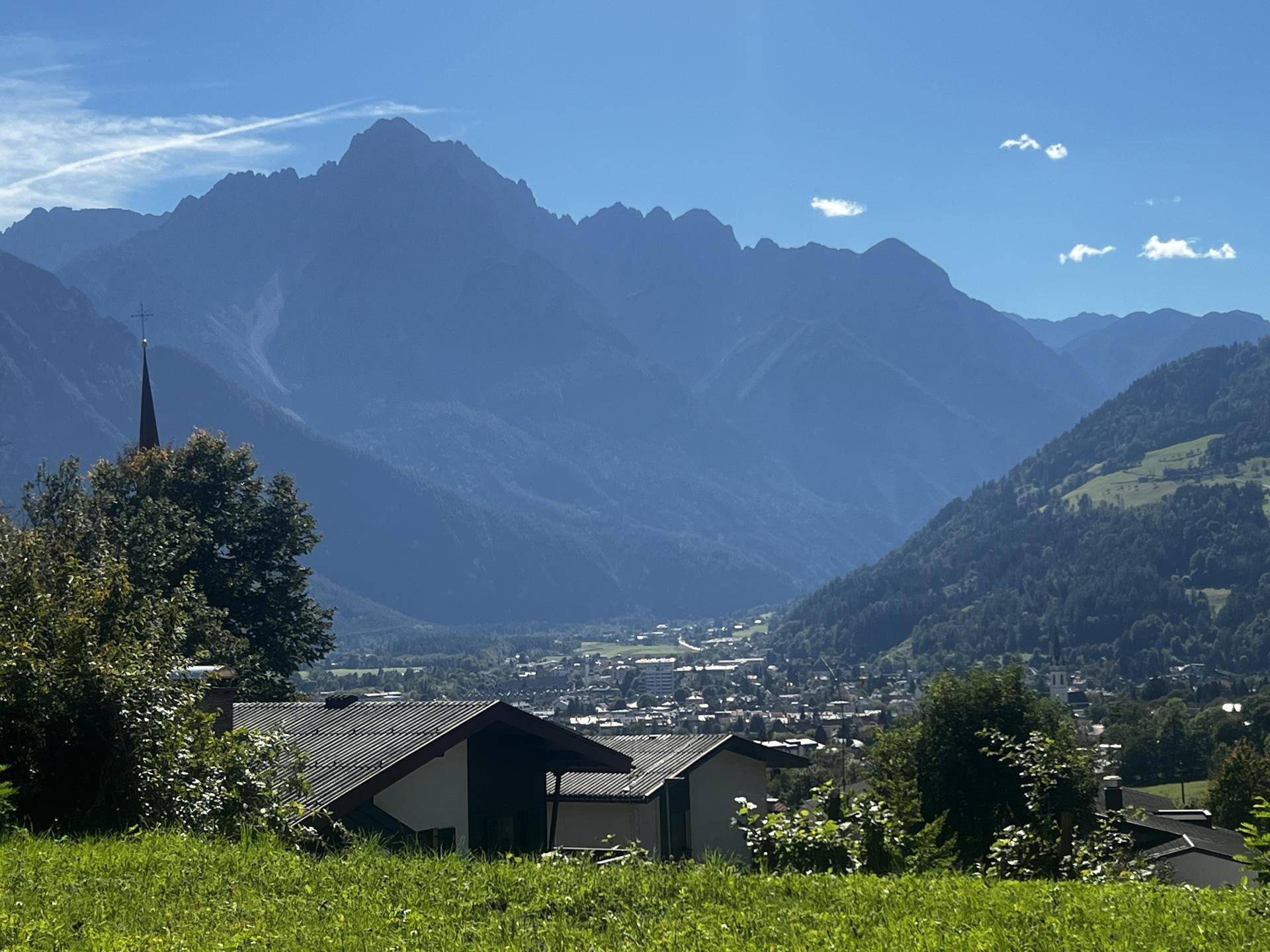 Panoramablick auf die beeindruckende Bergkette und das malerische Dorf im Tal.
