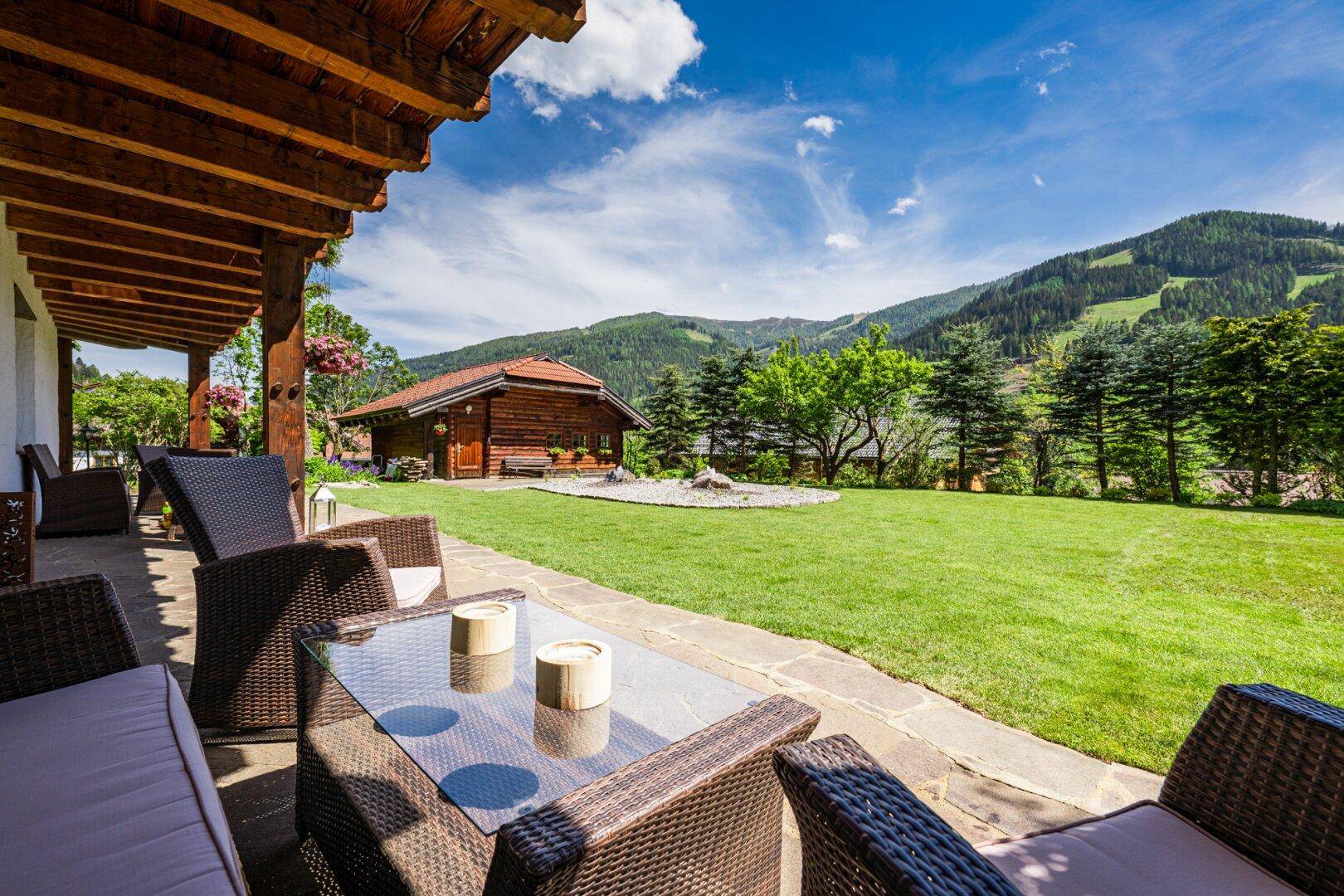 Südterrasse mit Blick auf das Saunhaus