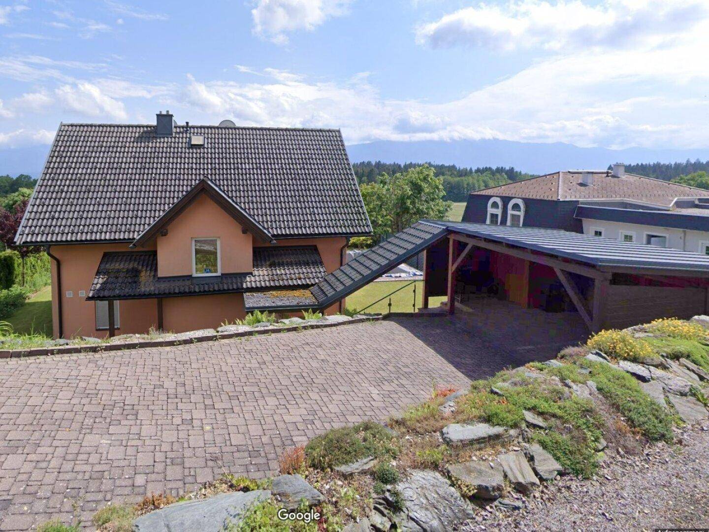Zufahrt - Carport - Familienhaus (von Norden)