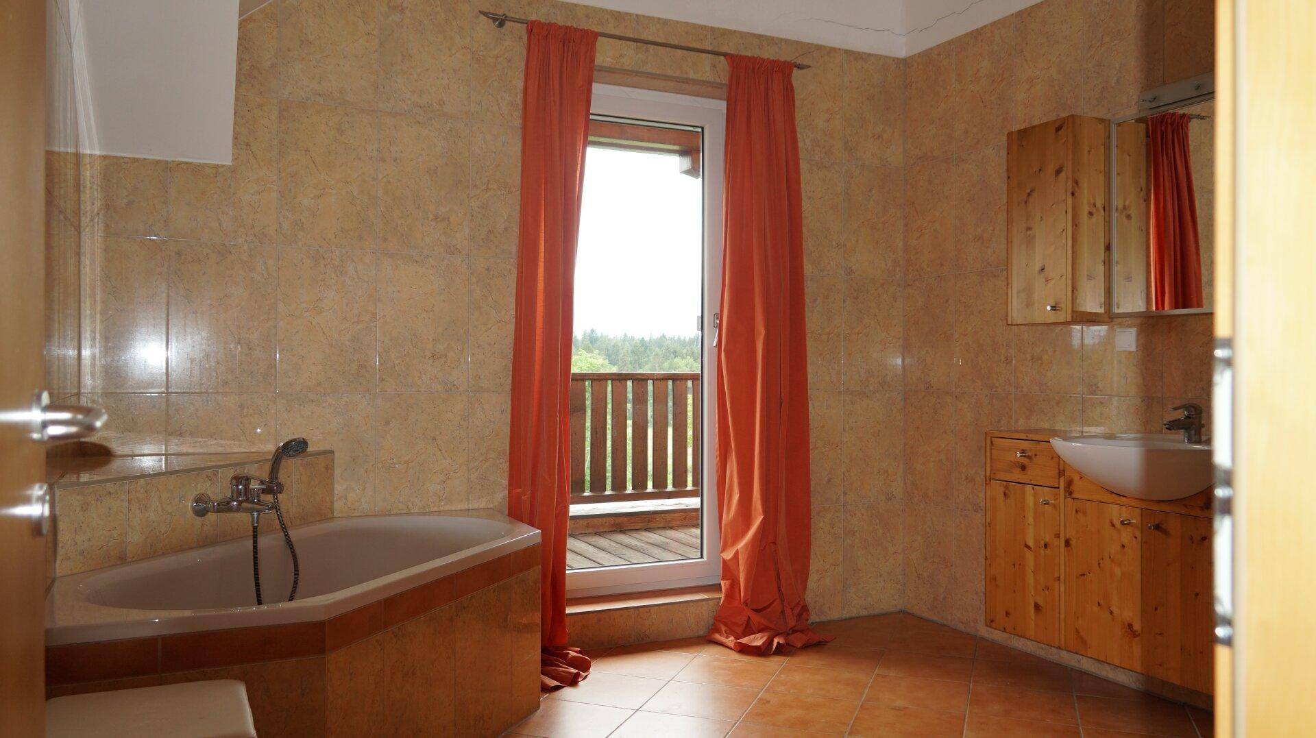 OG großes Bad mit Dusche und Wanne