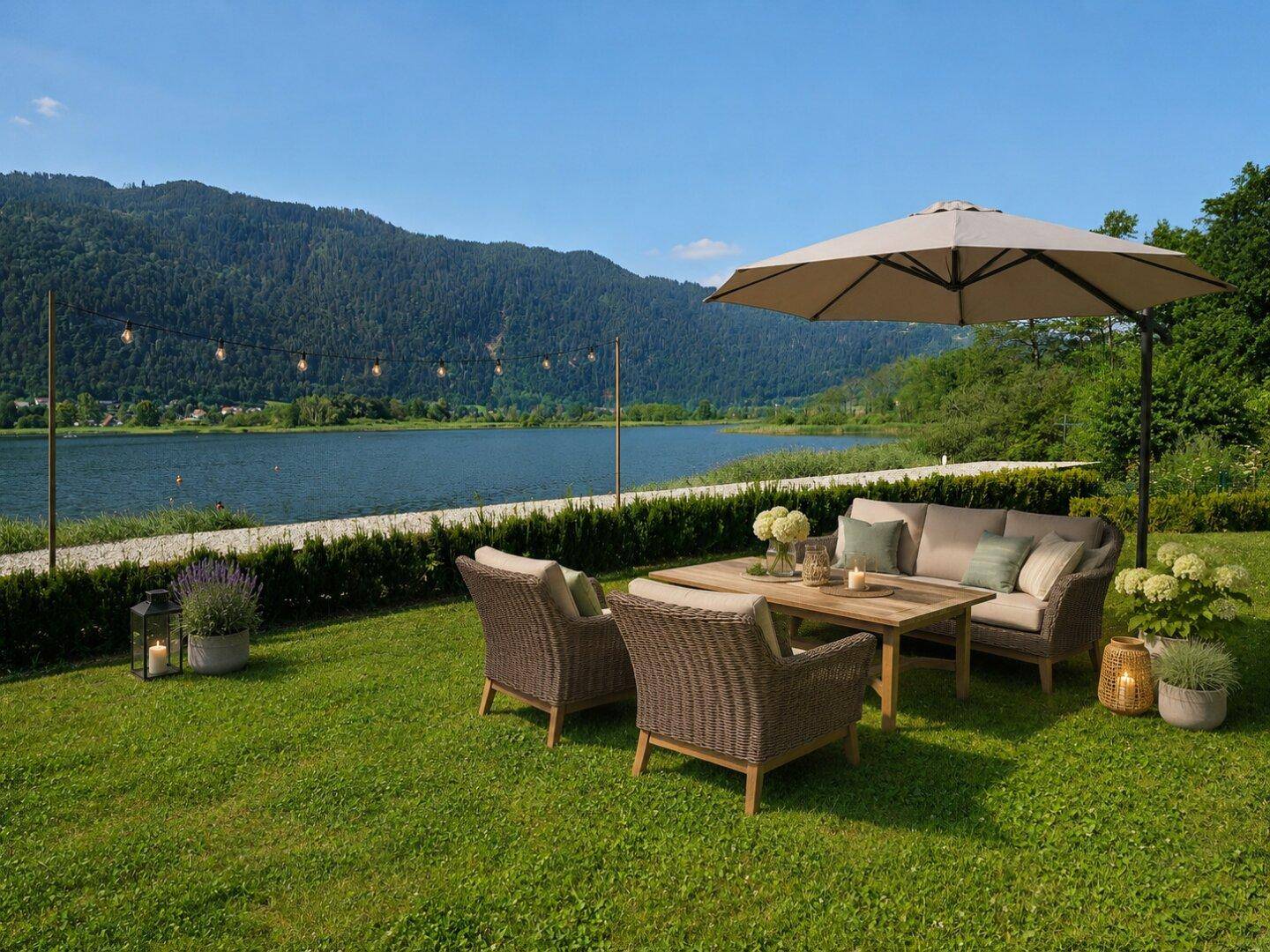 Gemütliche Sitzecke im Garten mit Seeblick, umgeben von grüner Natur und Bergen.