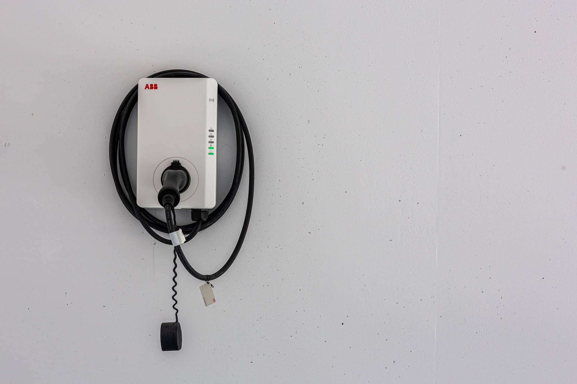 Ladestation für Elektrofahrzeuge an der Wand einer modernen Garage.