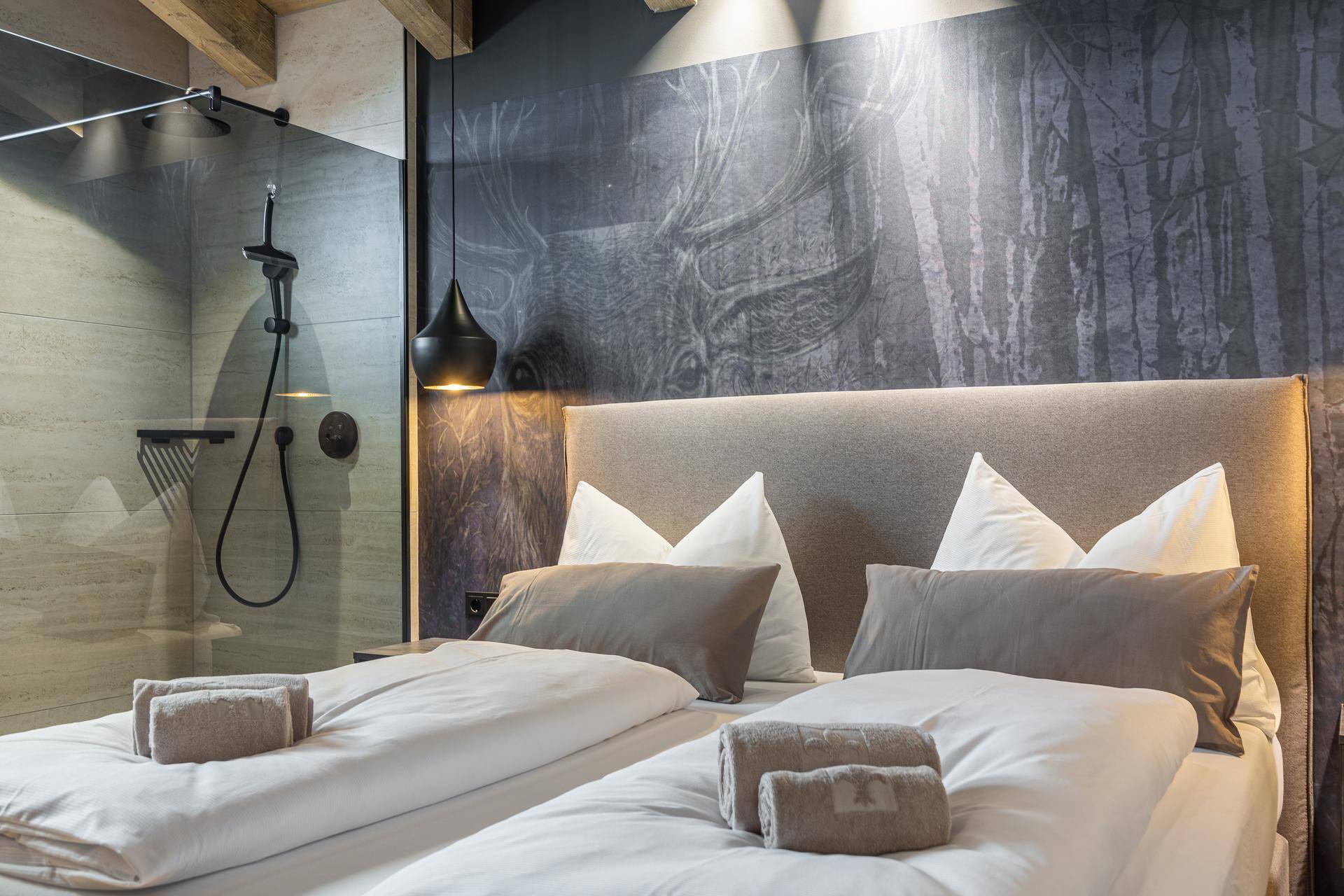 Gemütliches Schlafzimmer mit Doppelbett, Holzboden und stilvoller Wandgestaltung.