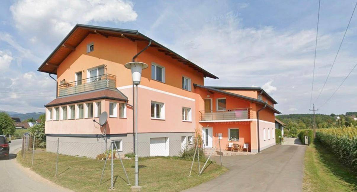 Gesamtansicht des Anwesens mit Hauptgebäude, Nebengebäude und Zufahrt.