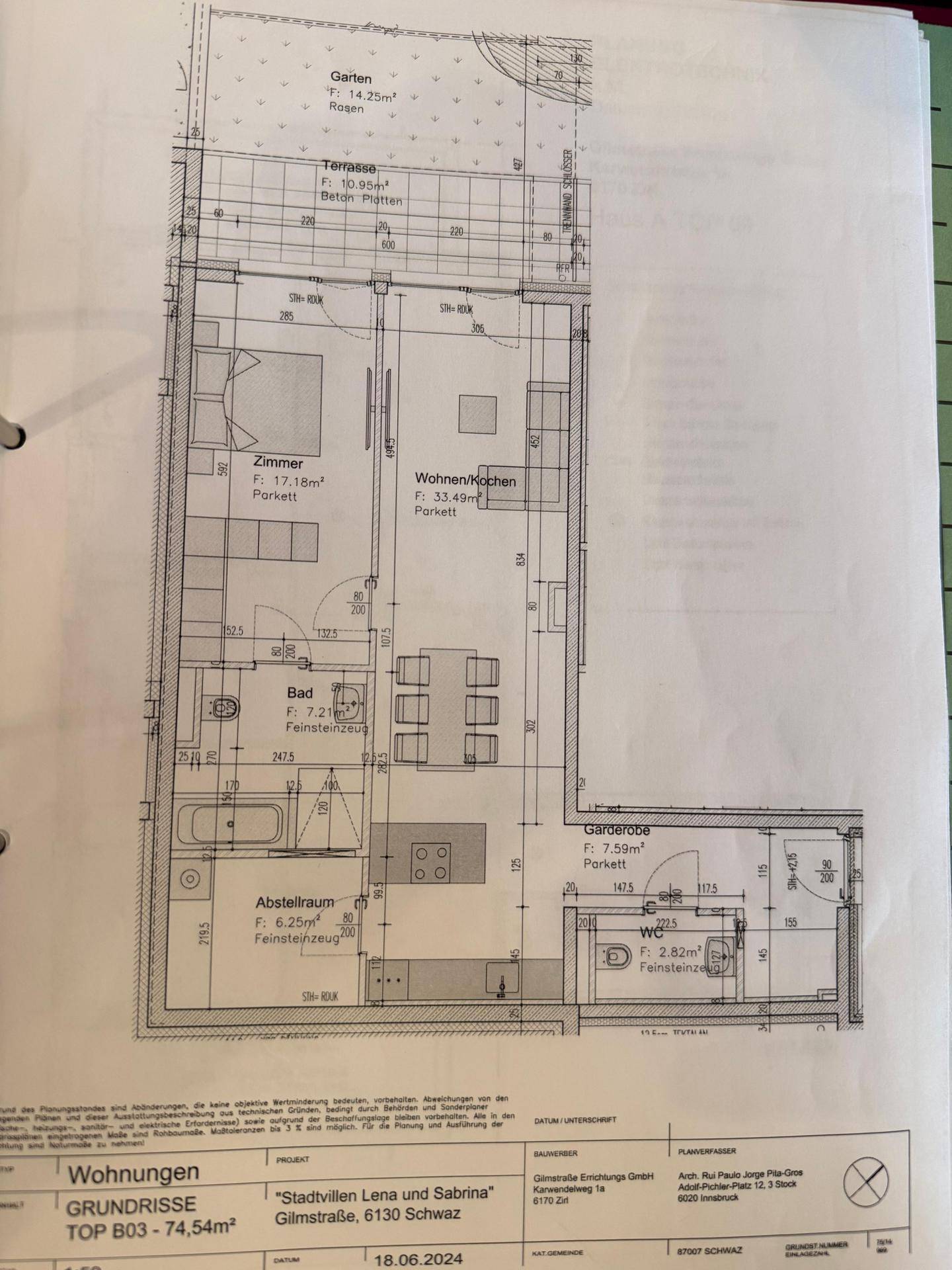 Grundriss einer Wohnung mit Terrasse, Garten, offener Wohnküche und zwei Bädern.
