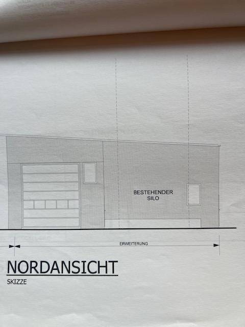 Nordansicht-Skizze eines Gebäudes mit einem bestehenden Silo und klaren architektonischen Linien.