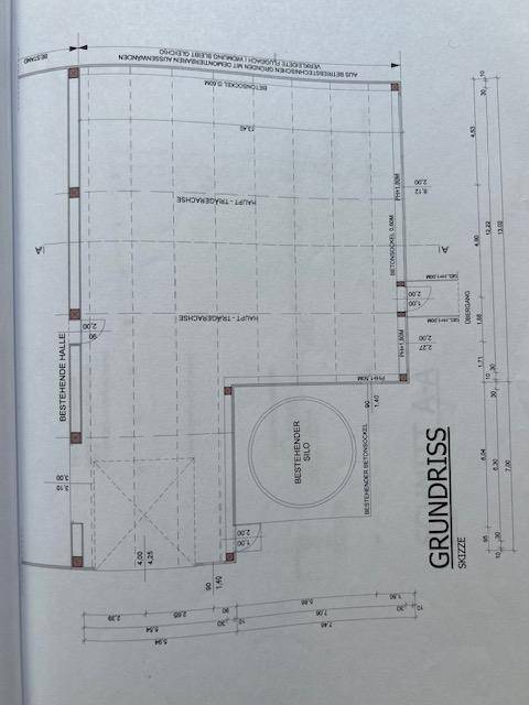 Grundriss-Skizze einer Industriehalle mit einem bestehenden Silo und klaren Abmessungen.