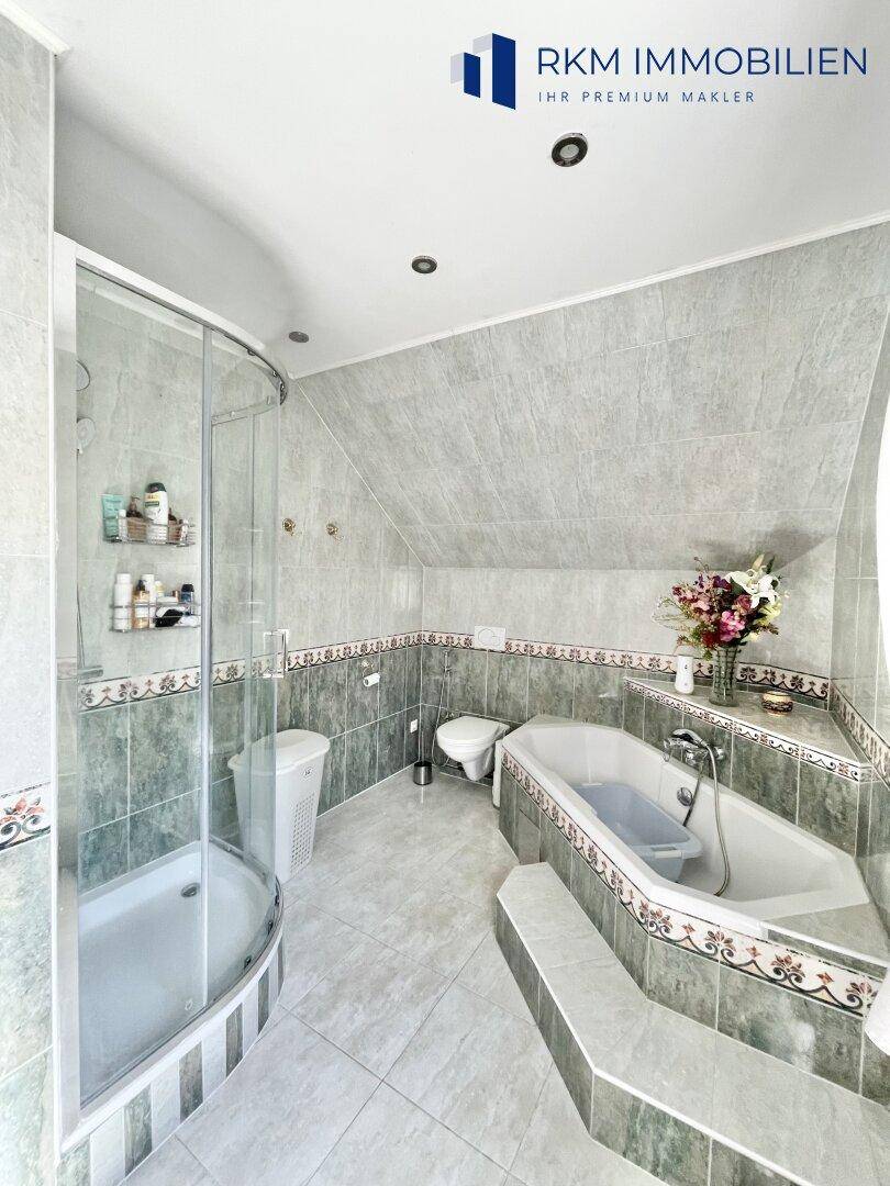 Badezimmer mit WC (oben)