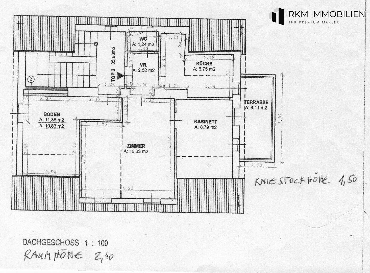 Grundriss des Dachgeschosses mit Terrasse, Küche, WC, Zimmern und Dachschrägen.