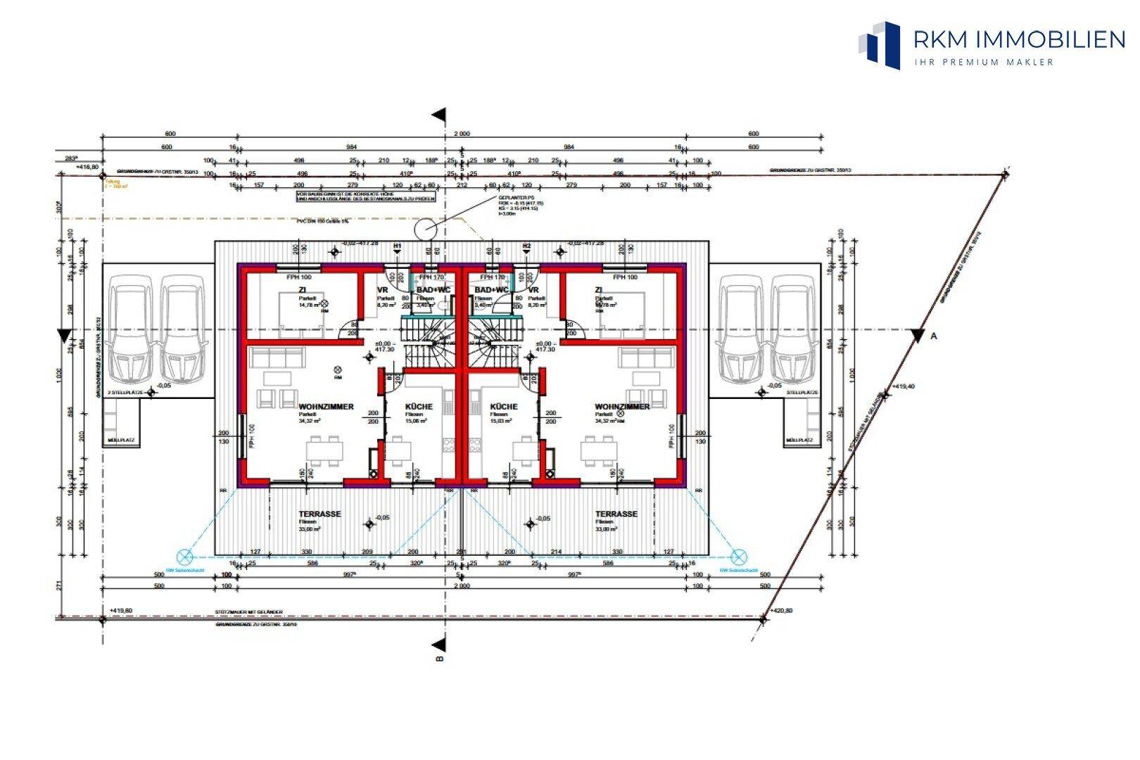 Grundriss des Erdgeschosses eines Doppelhauses mit zwei Wohneinheiten, Terrassen und Parkplätzen.