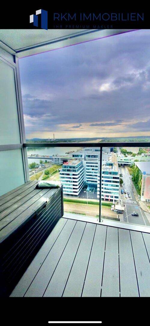 Loggia mit herrlichem Blick auf das Gewässer, den Fluss und die Stadt