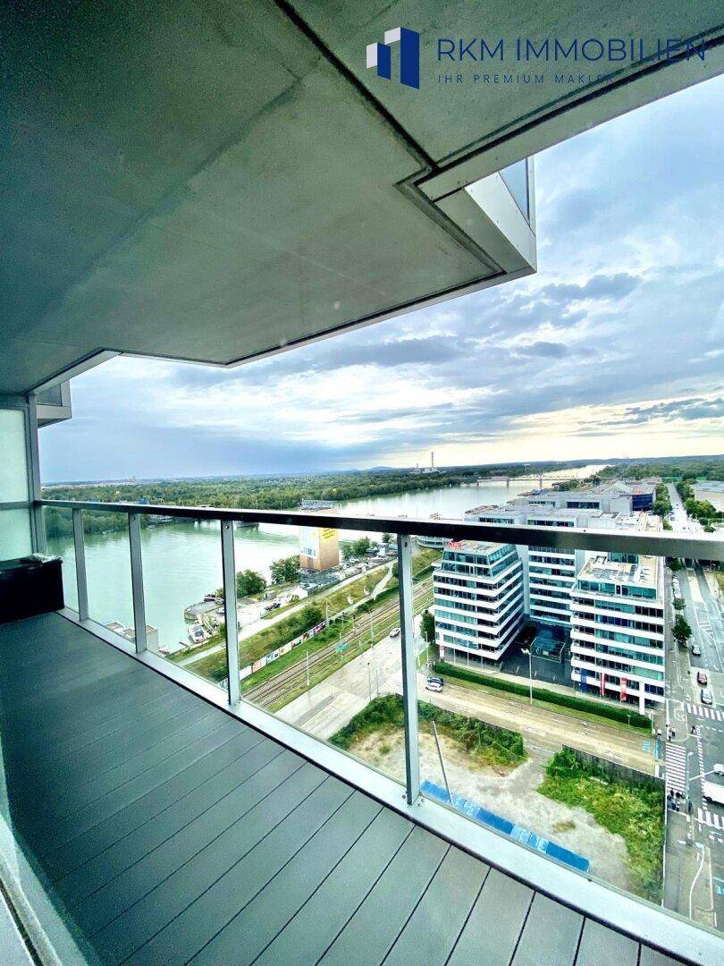 ﻿Loggia mit traumhaftem Blick auf die Donau und Wien