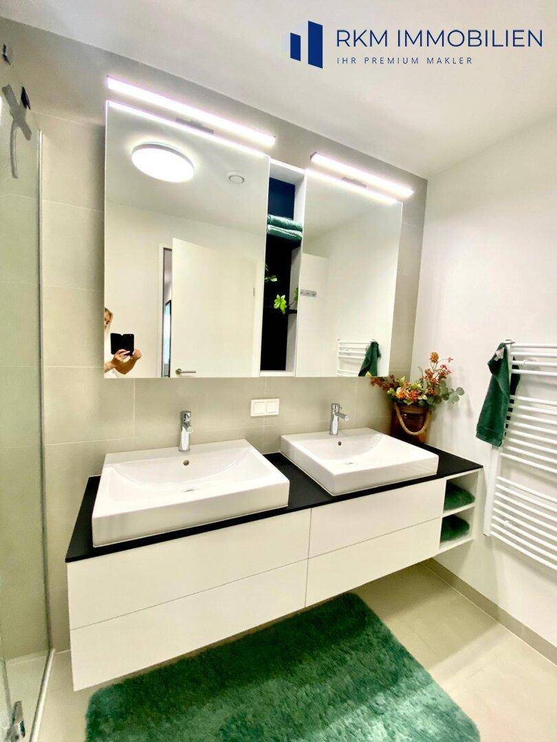Badezimmer mit Duschkabine