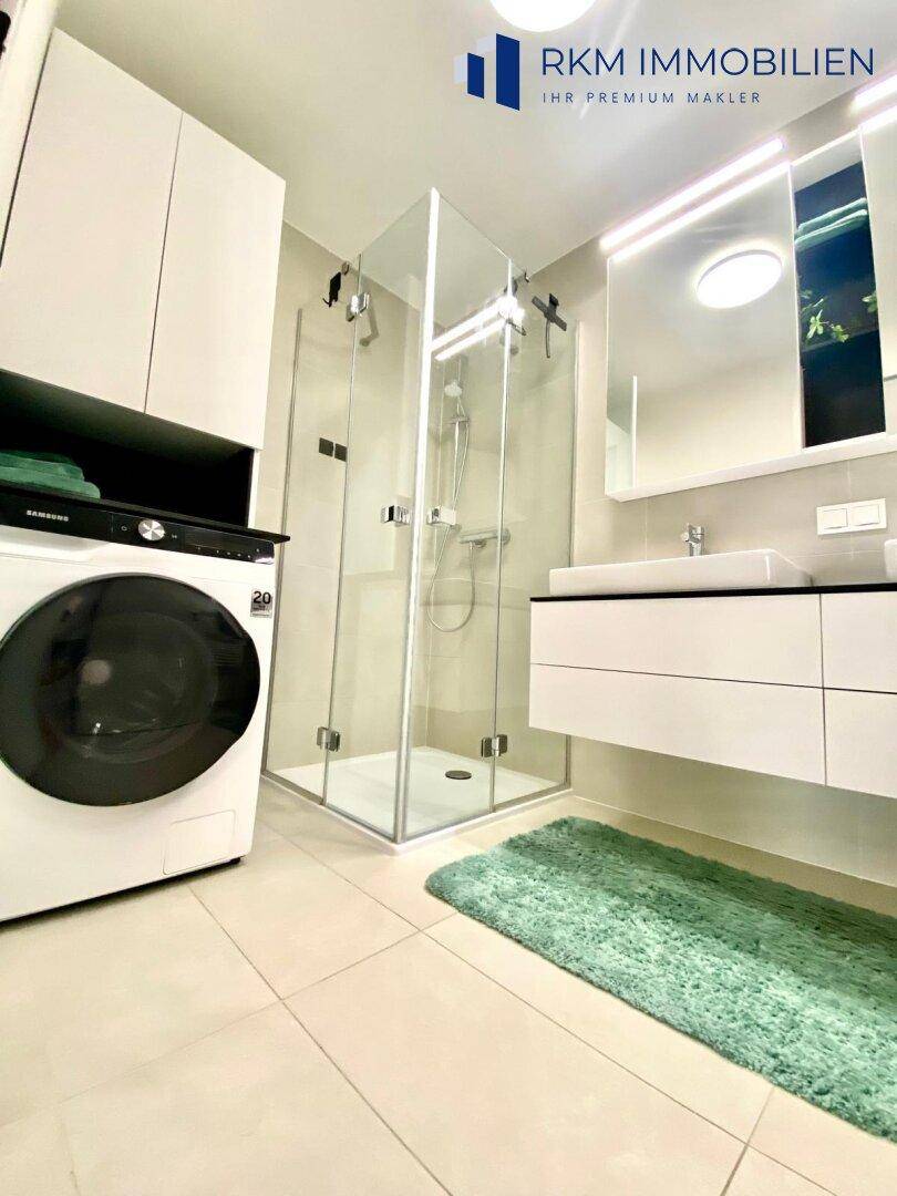 Badezimmer mit Duschkabine