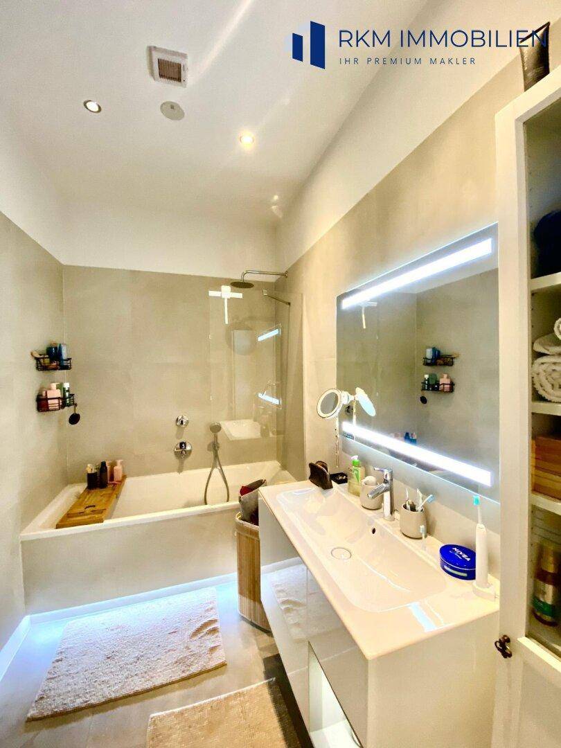 ﻿﻿Modernes Badezimmer mit Badewanne