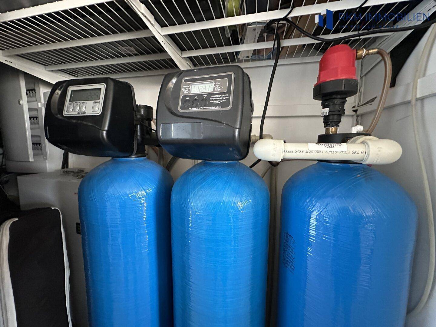 Technikraum mit Wasserfilteranlagen und Installationen für die Hausversorgung.