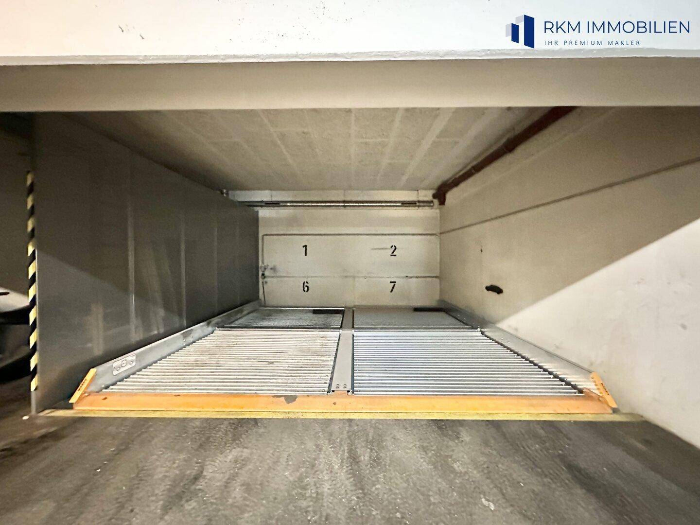 Leeres mechanisches Parksystem in einer Tiefgarage, bereit zur Nutzung der beiden Stellplätze.