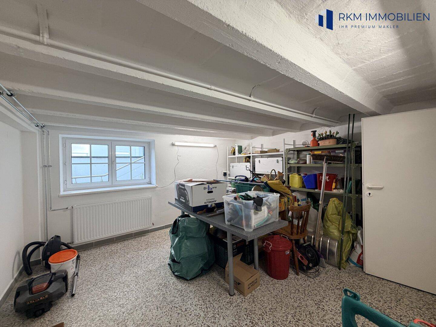 Heller Kellerraum mit Fenster, ideal für Lagerung und Hobby, mit viel Platz.