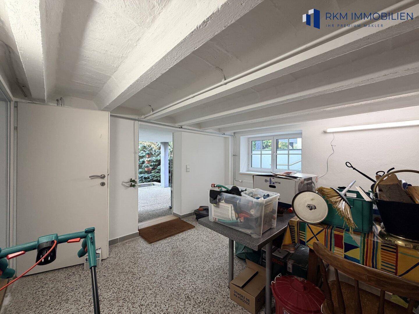 Kellerraum mit direktem Zugang zum Garten, bietet praktischen Stauraum und Tageslicht.
