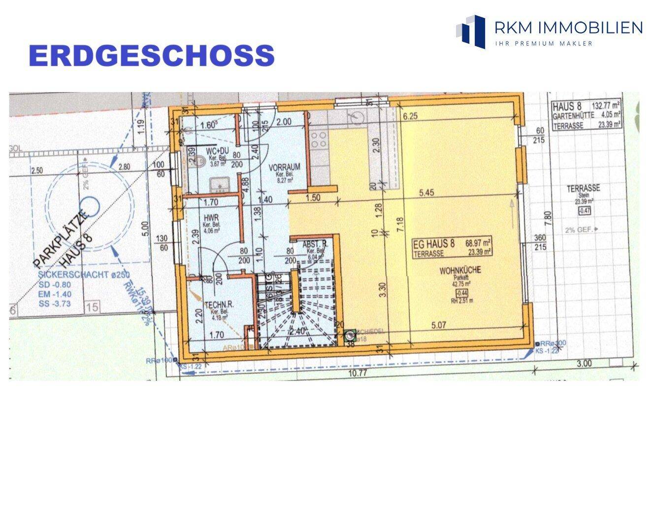 Grundriss des Erdgeschosses mit offenem Wohn- und Küchenbereich sowie Zugang zur Terrasse.