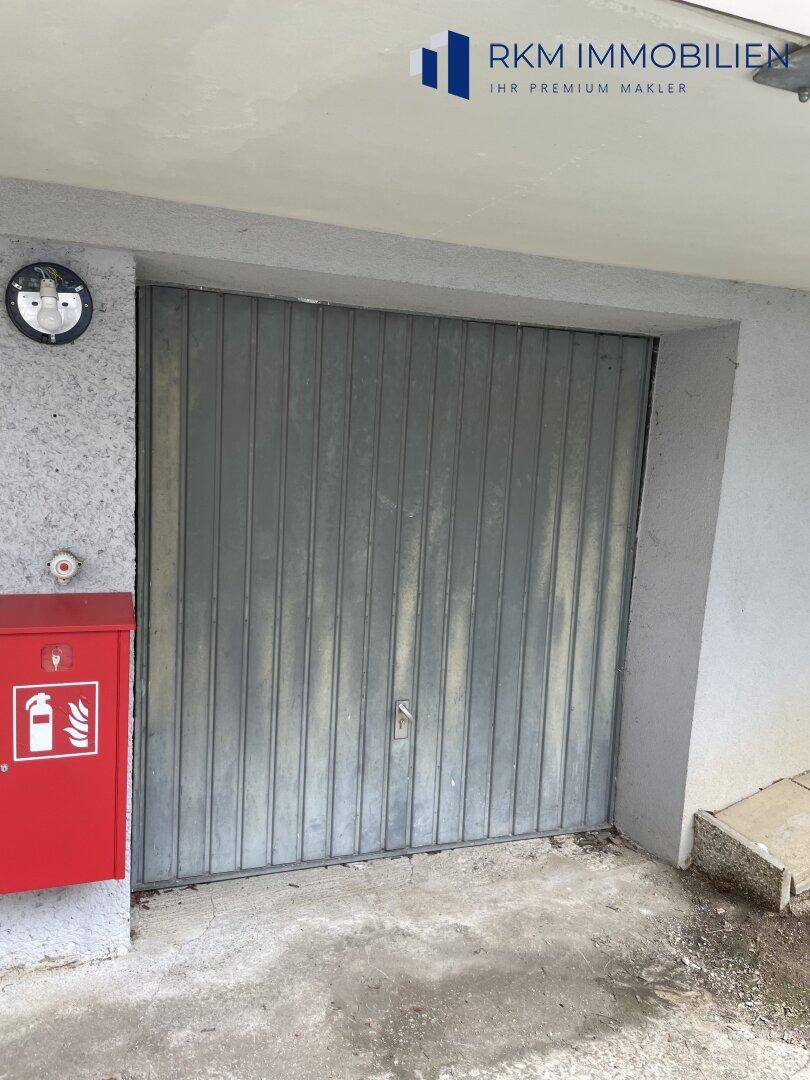 Metallgaragentor an der Außenseite des Gebäudes, bietet sicheren Parkplatz.