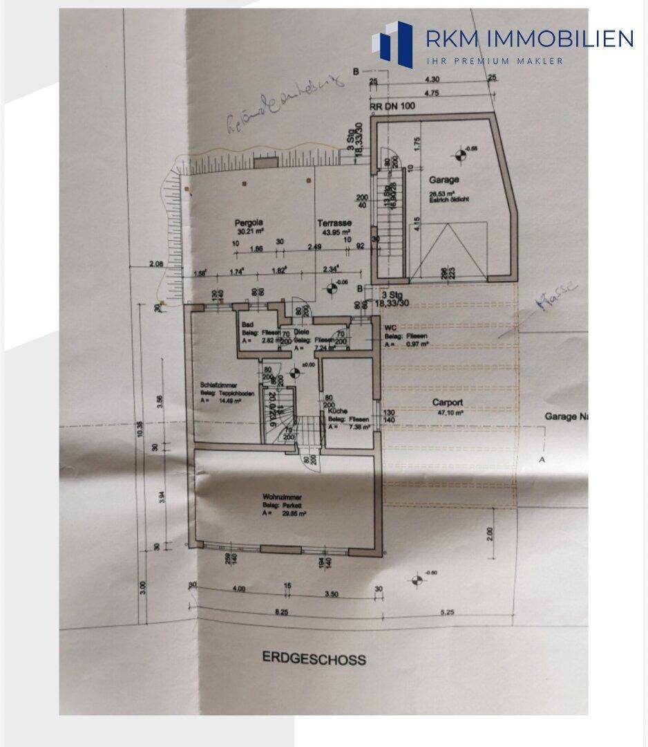 Grundriss des Erdgeschosses mit Wohnzimmer, Schlafzimmer, Küche, Bad, Garage und Terrasse.