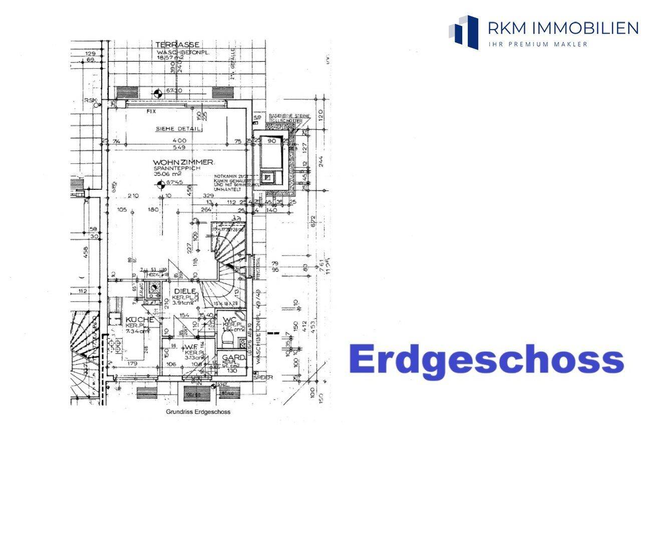 Grundriss des Erdgeschosses mit Wohnzimmer, Küche und Terrasse.
