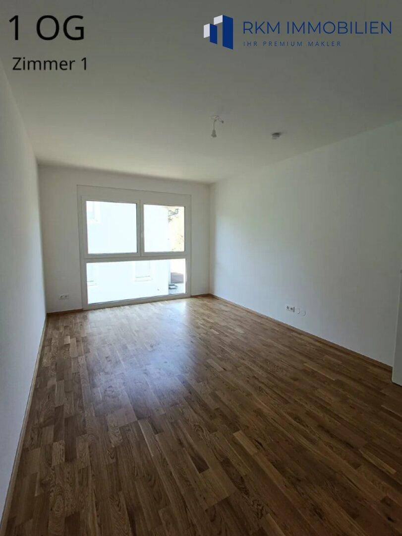 Helles Schlafzimmer im ersten Obergeschoss mit Eichenparkett und großem Fenster.