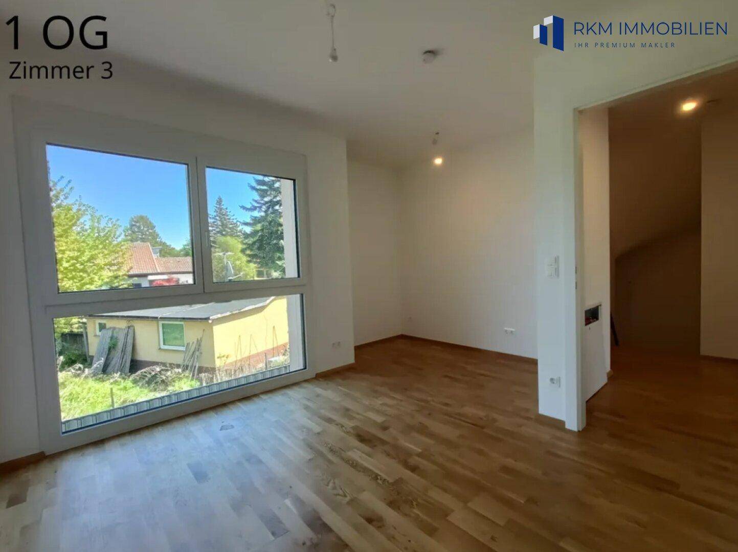 Geräumiges Schlafzimmer im ersten Obergeschoss mit Eichenparkett und weitem Ausblick.