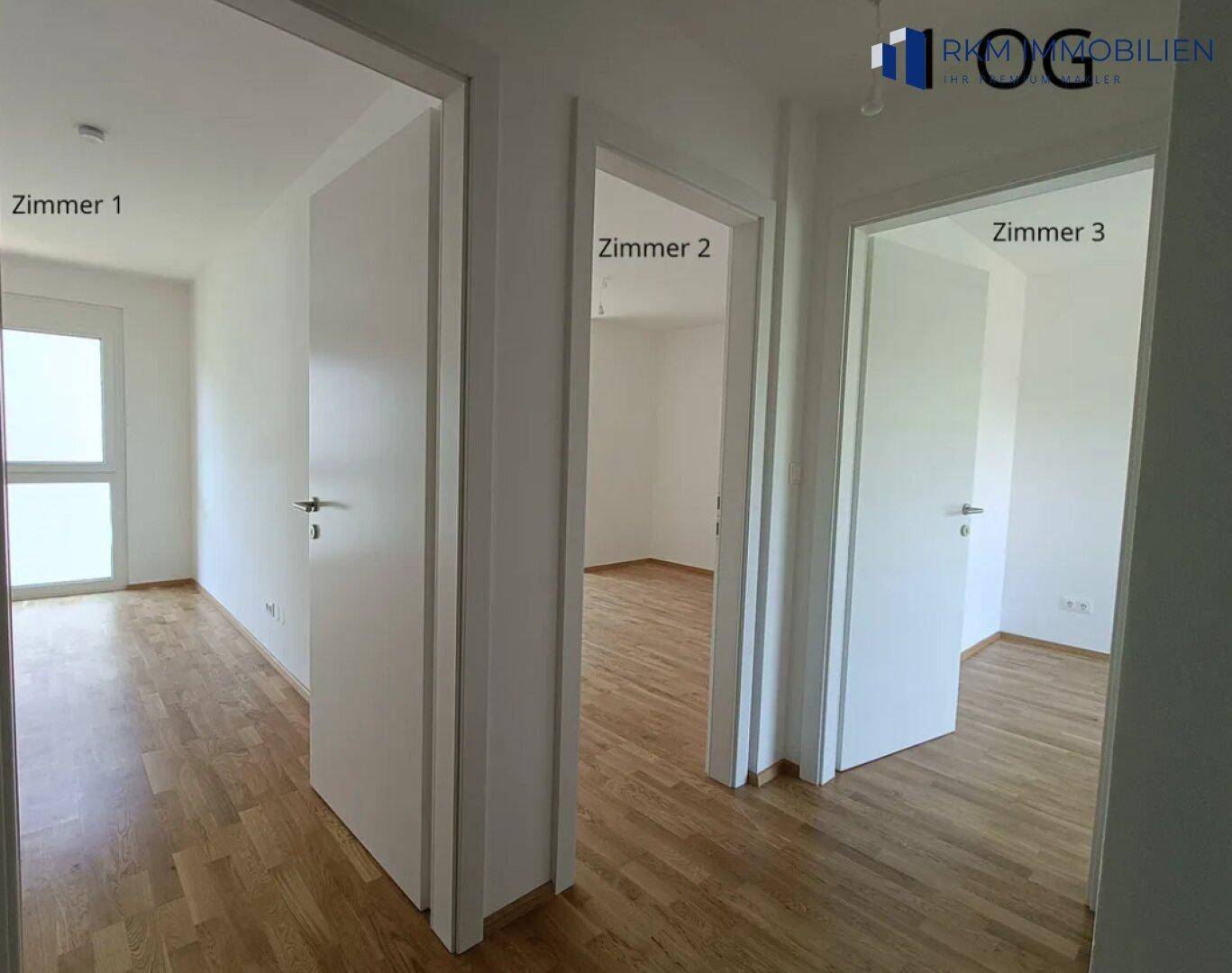 Heller Flur im Obergeschoss mit Zugang zu drei Schlafzimmern und Eichenparkettboden.