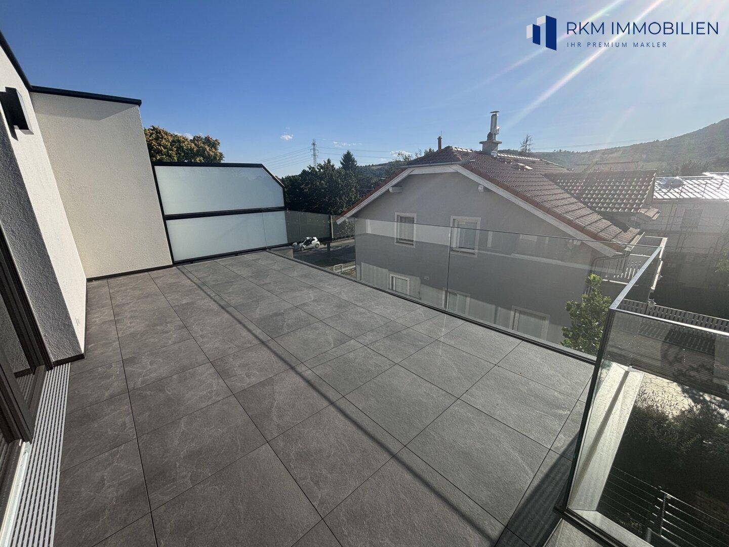 Sonnige Dachterrasse mit viel Platz für Entspannung und einem schönen Blick auf die Umgebung.