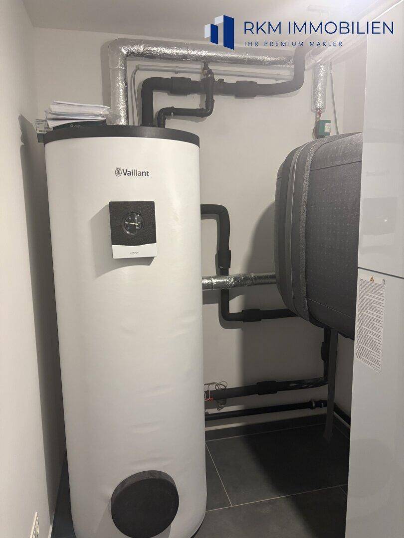 Technikraum mit Warmwasserspeicher und Installationen für die Haustechnik.