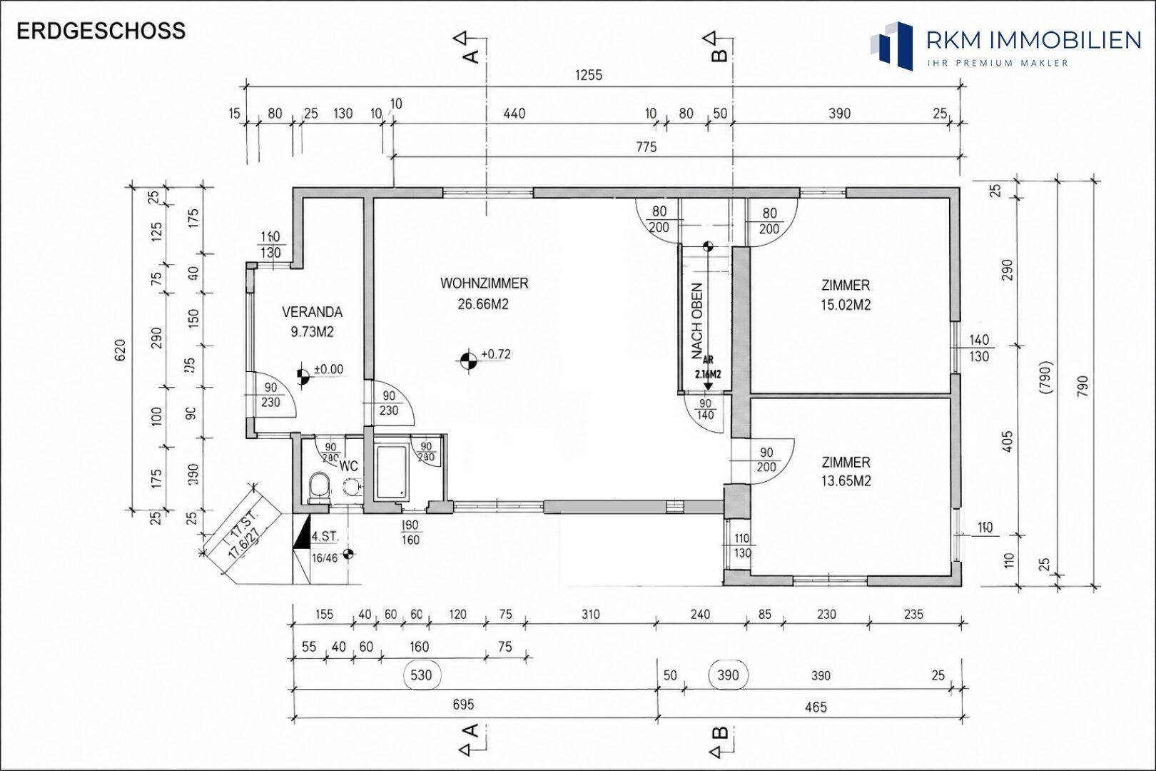Grundriss des Erdgeschosses mit Wohnzimmer, zwei weiteren Zimmern, Veranda und separatem WC.